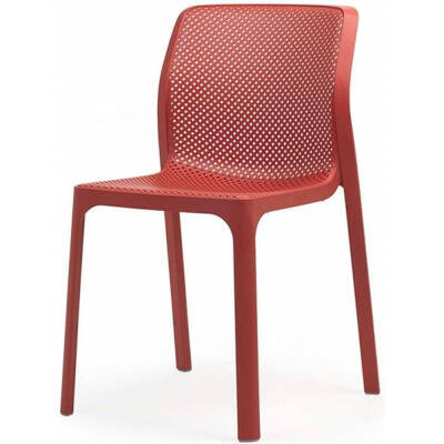 Chaise Clara-Bit Chaise monobloc sans accoudoirs. Polypropylène fiberglass traité anti-UV et coloré dans la masse. Effet mat. Avec patins anti-dérapants. Résine recyclable.
Existe en blanc, anthracite, taupe, moutarde, corail ou vert d'eau