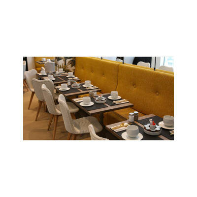 sur socle, assise tendue et dos en forme avec une rangée de boutons. 